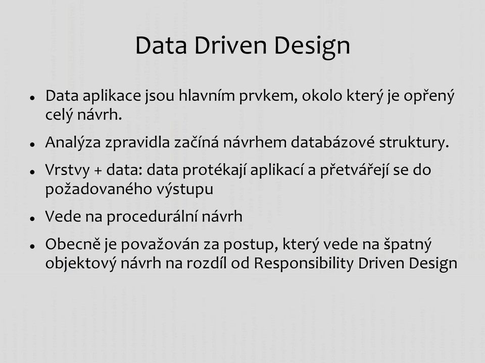 Vrstvy + data: data protékají aplikací a přetvářejí se do požadovaného výstupu Vede na