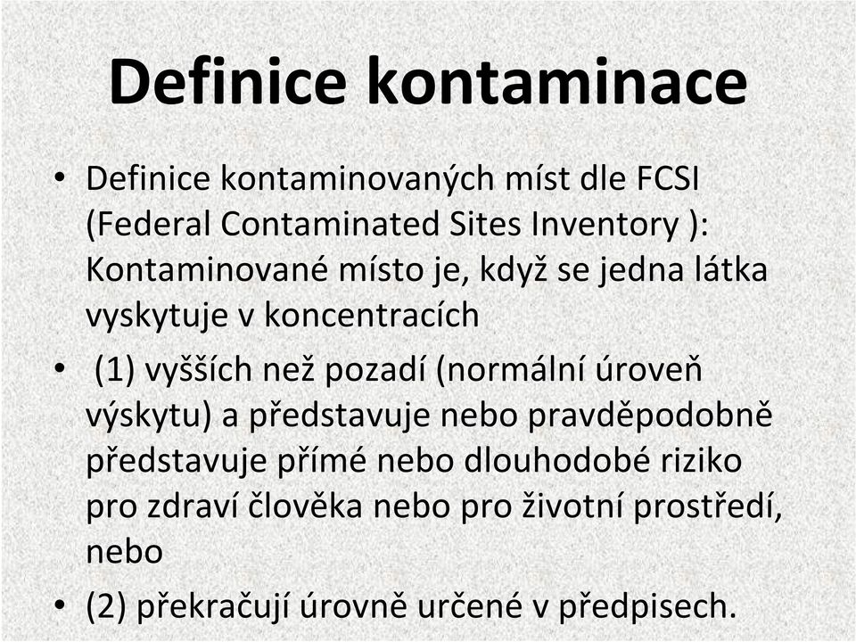 než pozadí (normální úroveň výskytu) a představuje nebo pravděpodobně představuje přímé nebo