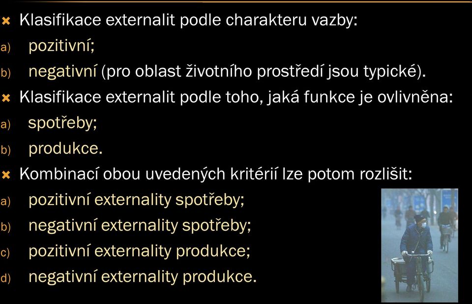 Klasifikace externalit podle toho, jaká funkce je ovlivněna: a) spotřeby; b) produkce.