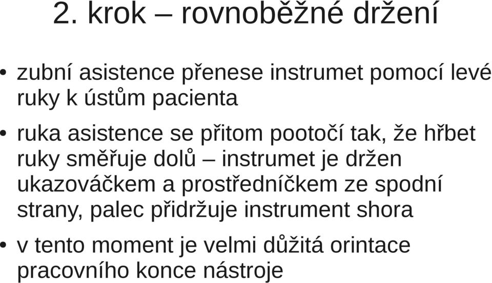 instrumet je držen ukazováčkem a prostředníčkem ze spodní strany, palec