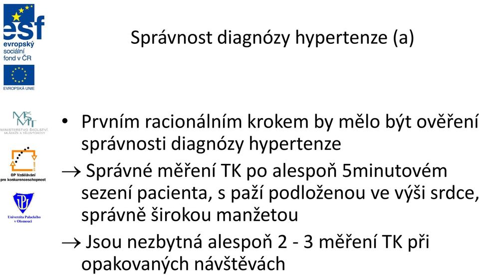 5minutovém sezení pacienta, s paží podloženou ve výši srdce, správně