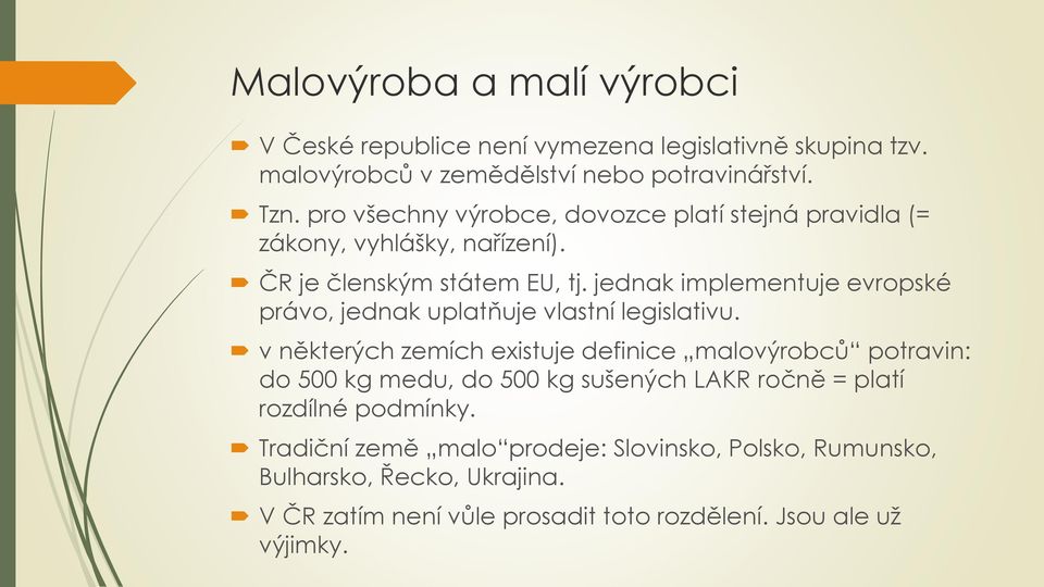 jednak implementuje evropské právo, jednak uplatňuje vlastní legislativu.