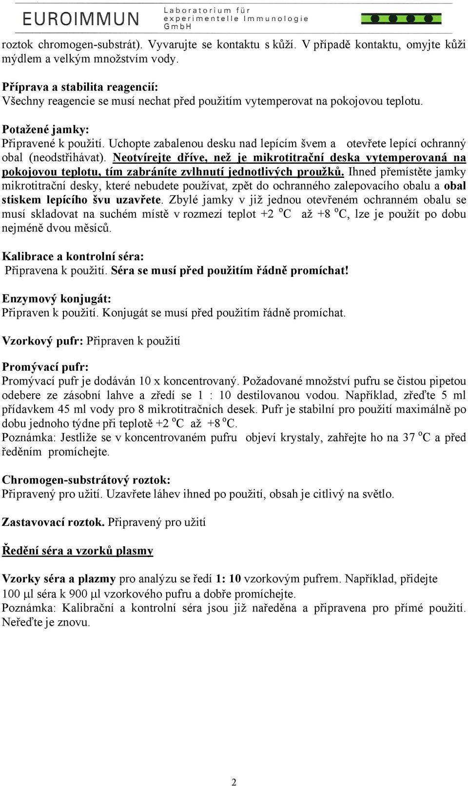 Uchopte zabalenou desku nad lepícím švem a otevřete lepící ochranný obal (neodstřihávat).