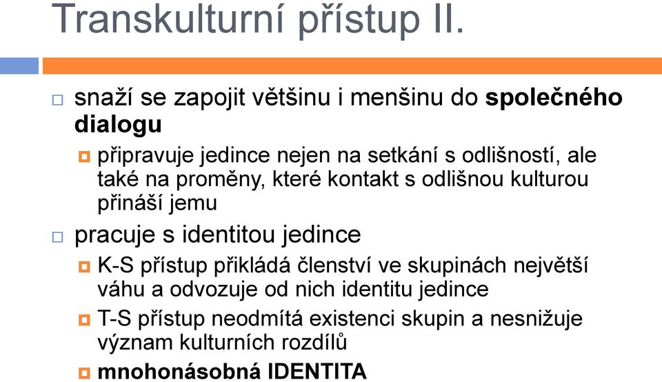 odlišností, ale také na proměny, které kontakt s odlišnou kulturou přináší jemu pracuje s identitou