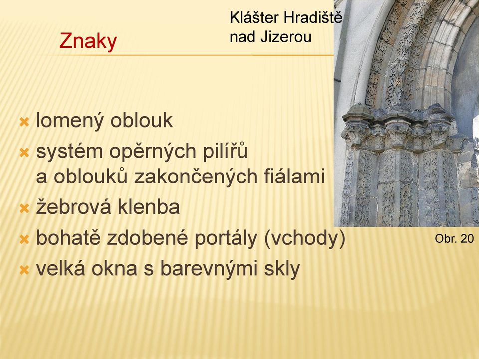 zakončených fiálami žebrová klenba bohatě