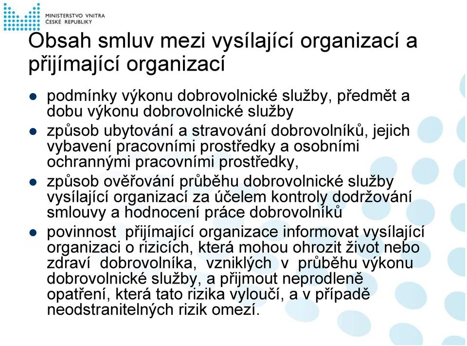 organizací za účelem kontroly dodržování smlouvy a hodnocení práce dobrovolníků povinnost přijímající organizace informovat vysílající organizaci o rizicích, která mohou