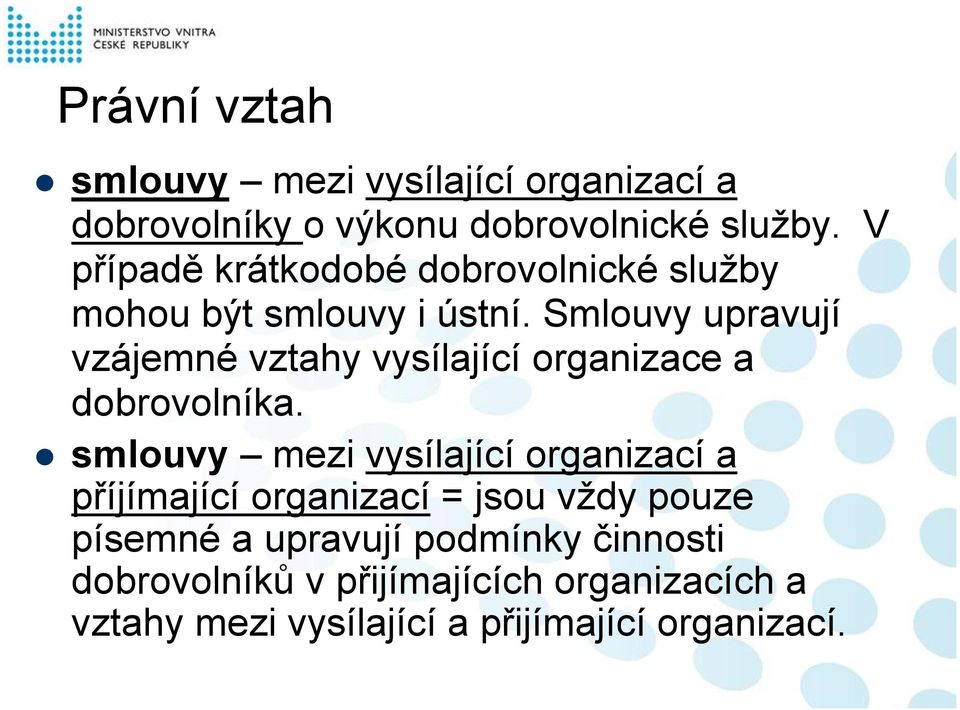 Smlouvy upravují vzájemné vztahy vysílající organizace a dobrovolníka.