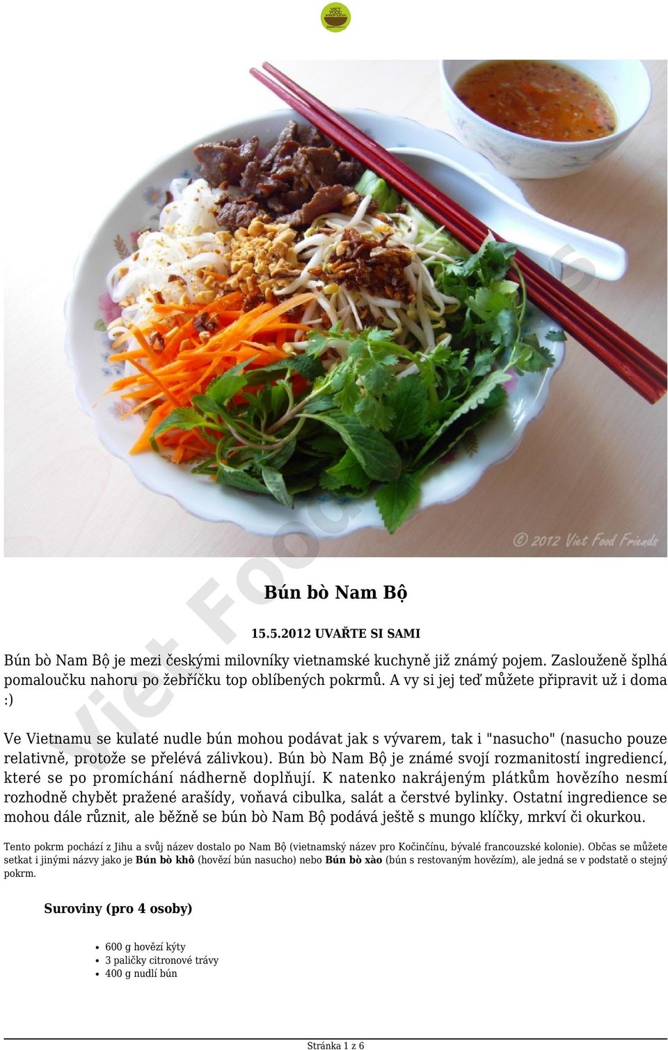 Bún bò Nam Bộ je známé svojí rozmanitostí ingrediencí, které se po promíchání nádherně doplňují.