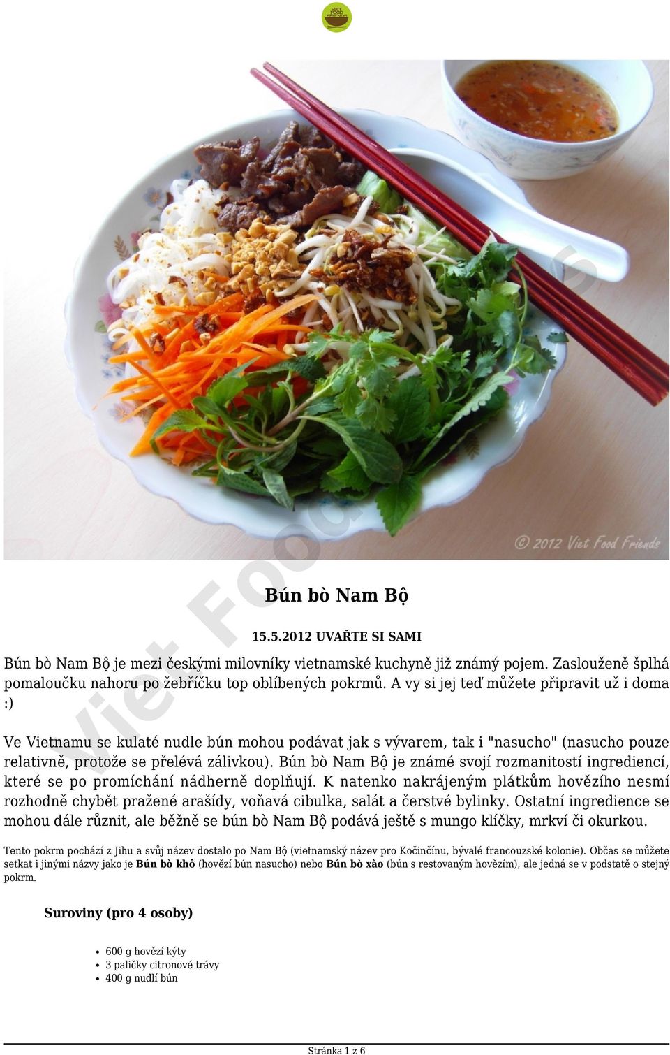 Bún bò Nam Bộ je známé svojí rozmanitostí ingrediencí, které se po promíchání nádherně doplňují.