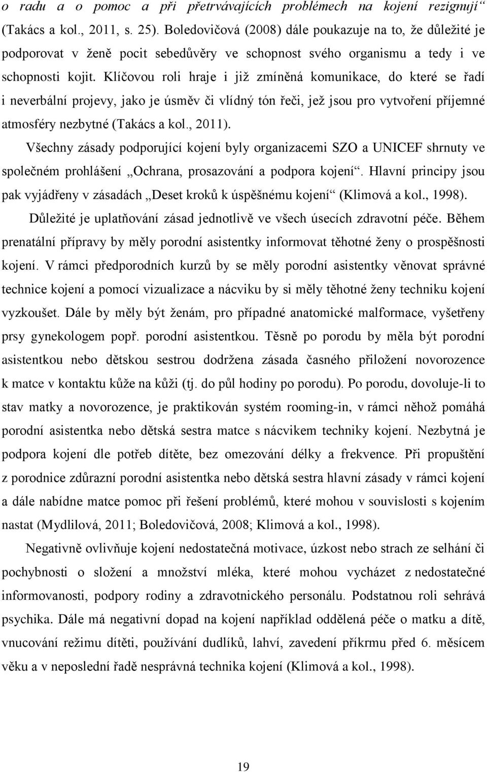 Klíčovou roli hraje i již zmíněná komunikace, do které se řadí i neverbální projevy, jako je úsměv či vlídný tón řeči, jež jsou pro vytvoření příjemné atmosféry nezbytné (Takács a kol., 2011).