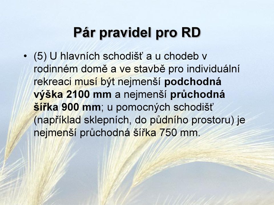 2100 mm a nejmenší průchodná šířka 900 mm; u pomocných schodišť