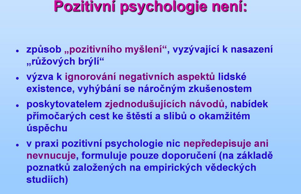 zjednodušujících návodů, nabídek přímočarých cest ke štěstí a slibů o okamžitém úspěchu v praxi pozitivní