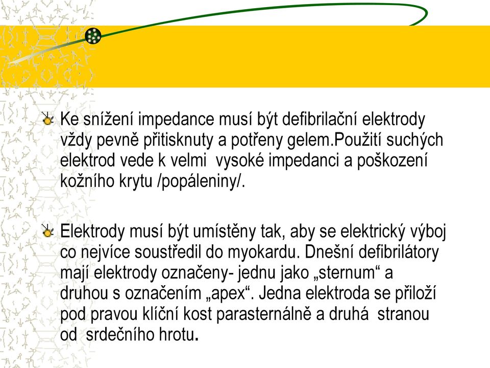 Elektrody musí být umístěny tak, aby se elektrický výboj co nejvíce soustředil do myokardu.