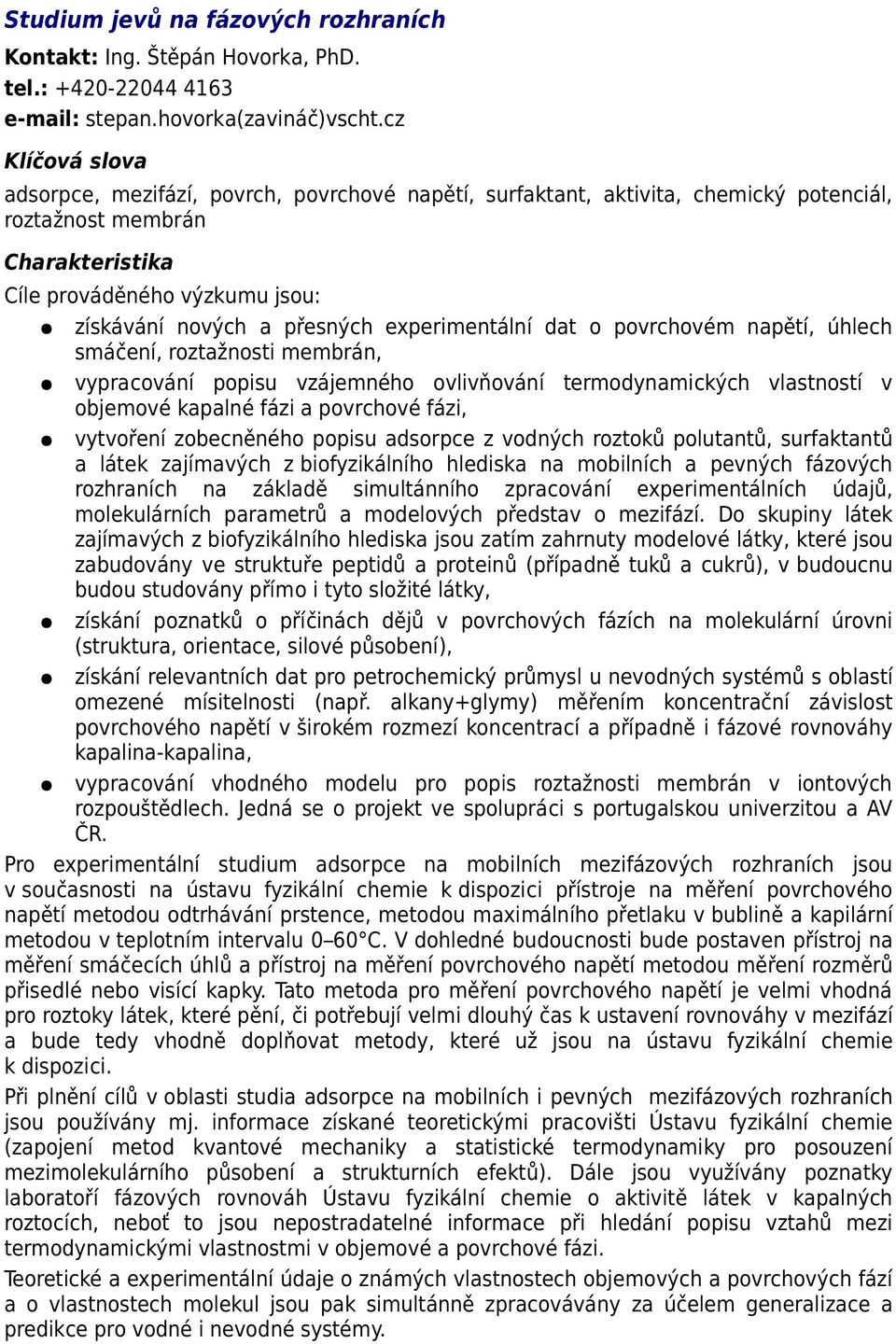 povrchovém napětí, úhlech smáčení, roztažnosti membrán, vypracování popisu vzájemného ovlivňování termodynamických vlastností v objemové kapalné fázi a povrchové fázi, vytvoření zobecněného popisu