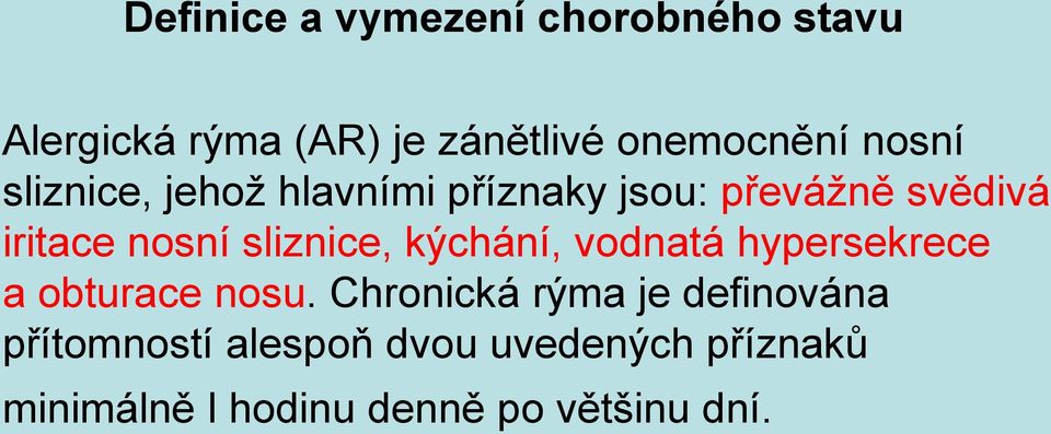 sliznice, kýchání, vodnatá hypersekrece a obturace nosu.