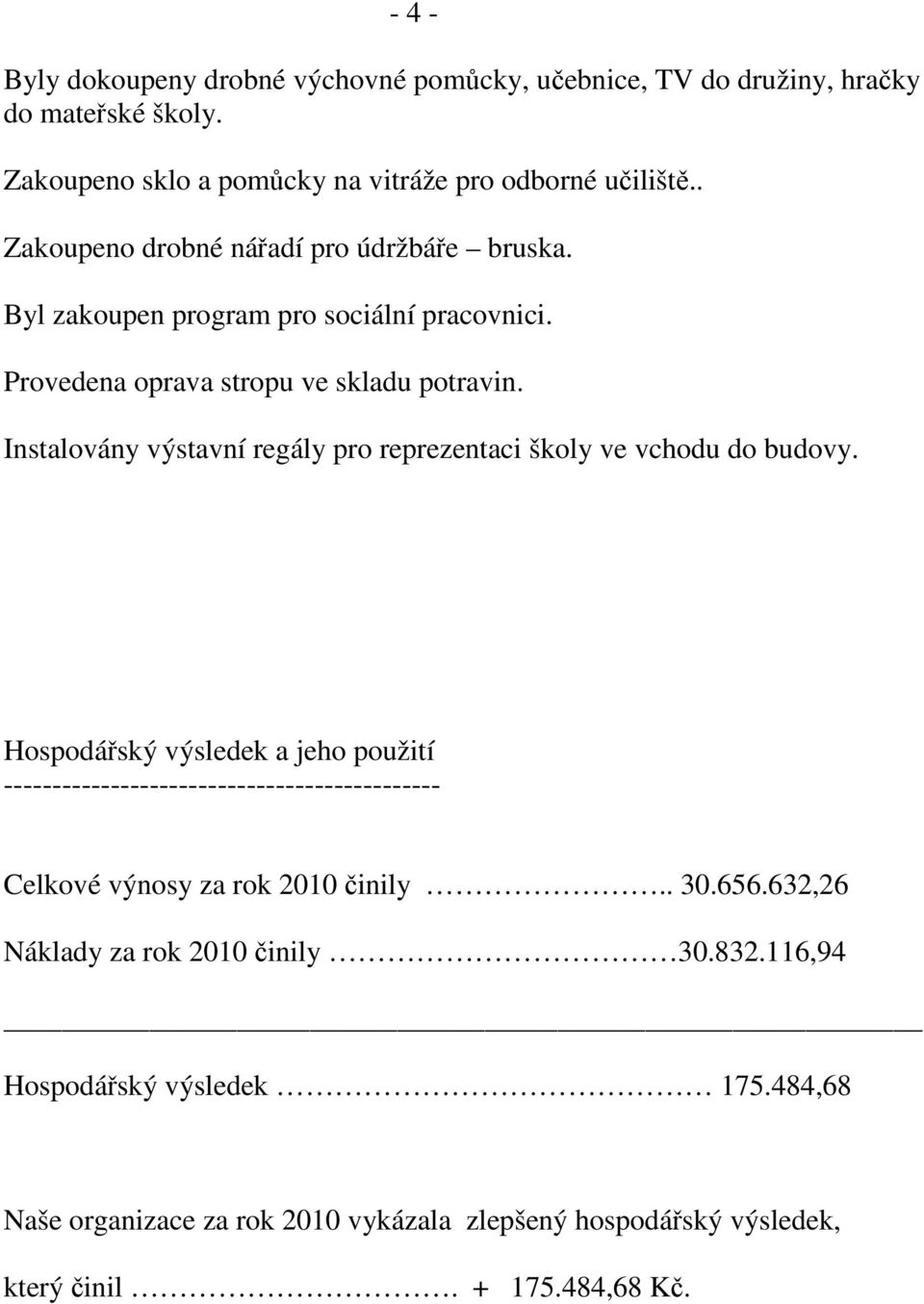 Instalovány výstavní regály pro reprezentaci školy ve vchodu do budovy.