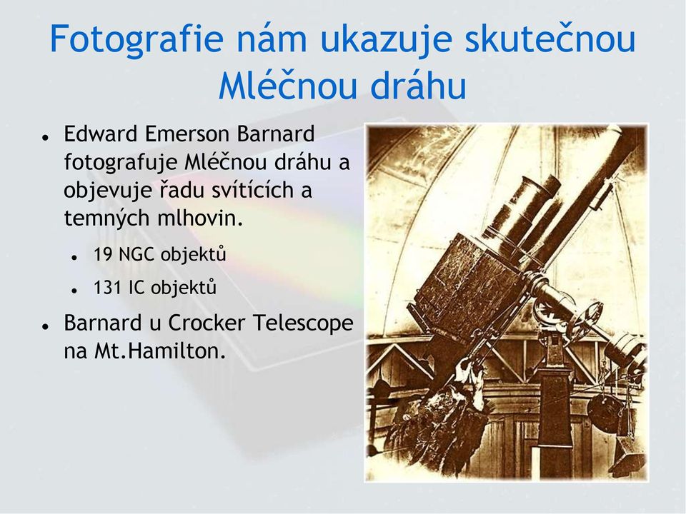 řadu svítících a temných mlhovin.