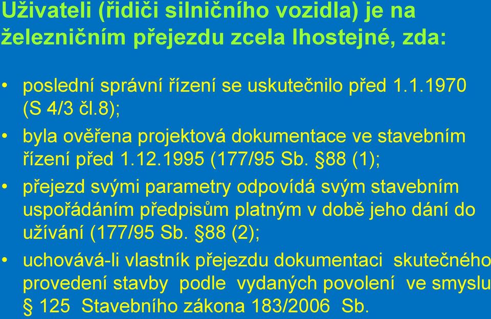 88 (1); přejezd svými parametry odpovídá svým stavebním uspořádáním předpisům platným v době jeho dání do užívání (177/95 Sb.