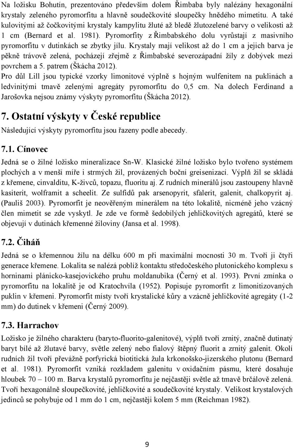 Pyromorfity z Řimbabského dolu vyrůstají z masivního pyromorfitu v dutinkách se zbytky jílu.