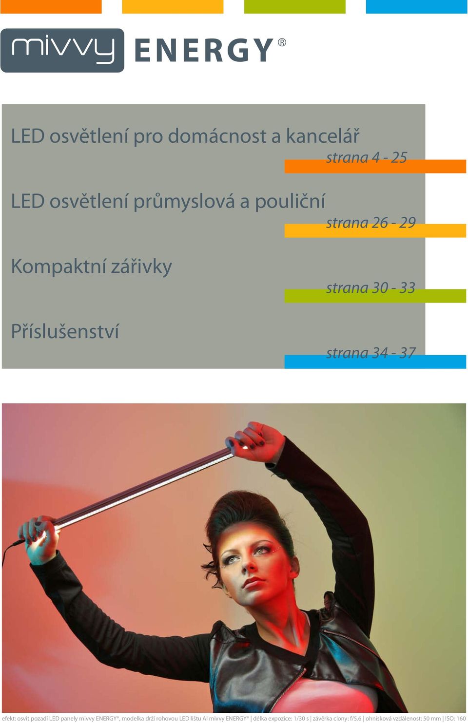 efekt: osvit pozadí LED panely mivvy ENERGY, modelka drží rohovou LED lištu Al