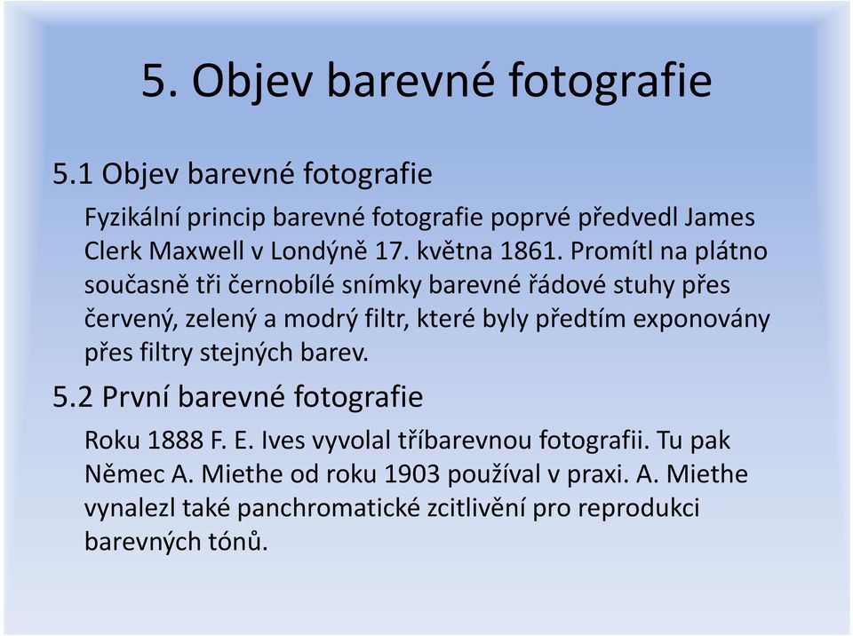 Promítl na plátno současně tři černobílé snímky barevné řádové stuhy přes červený, zelený a modrý filtr, které byly předtím