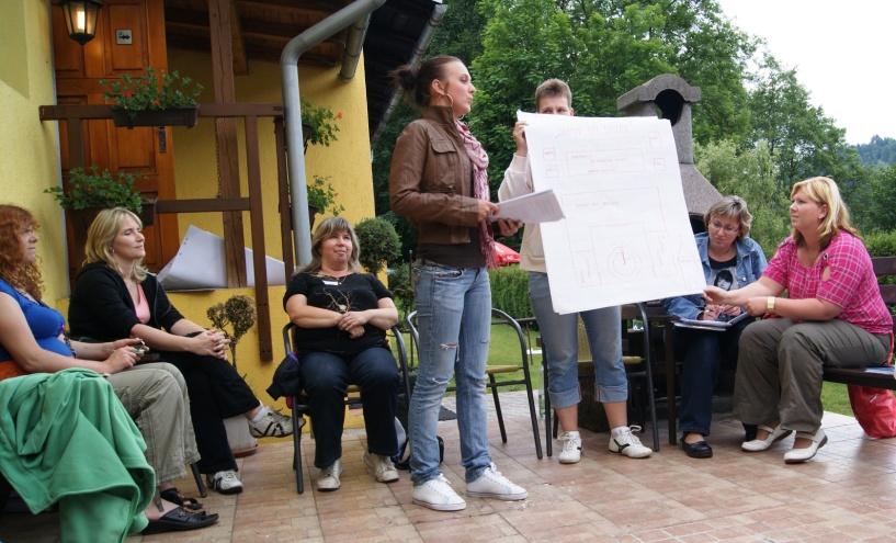 Zaměstnanci organizace profesní složení V prvním pololetí roku 2011 probíhalo školení personálu v přímé péči dle Zákona o sociálních službách, všichni zaměstnanci v sociálních službách a sociální