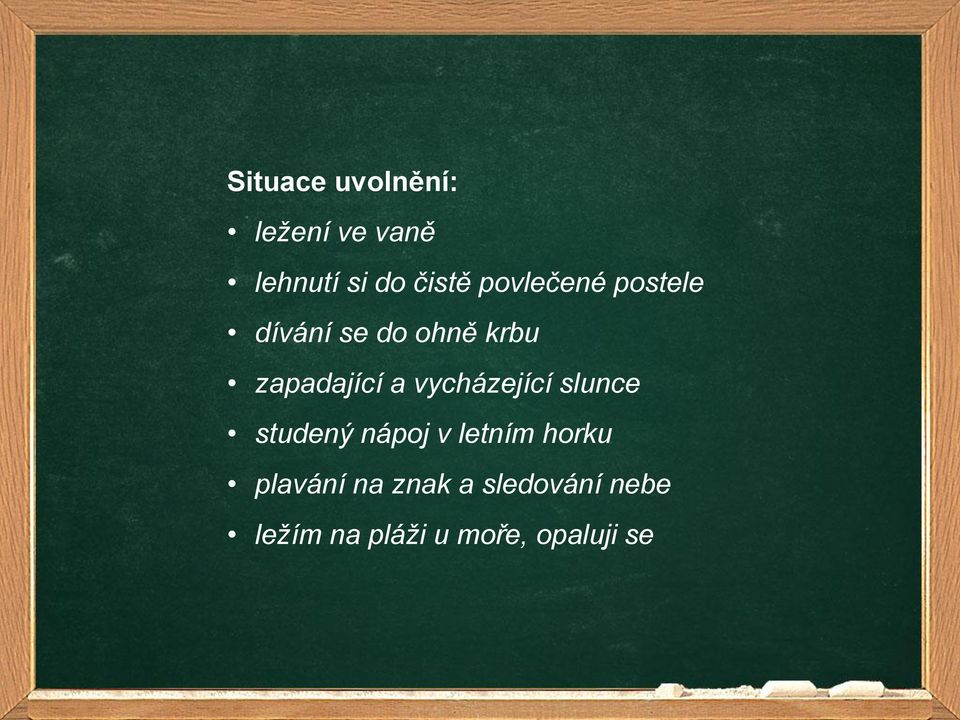 vycházející slunce studený nápoj v letním horku plavání