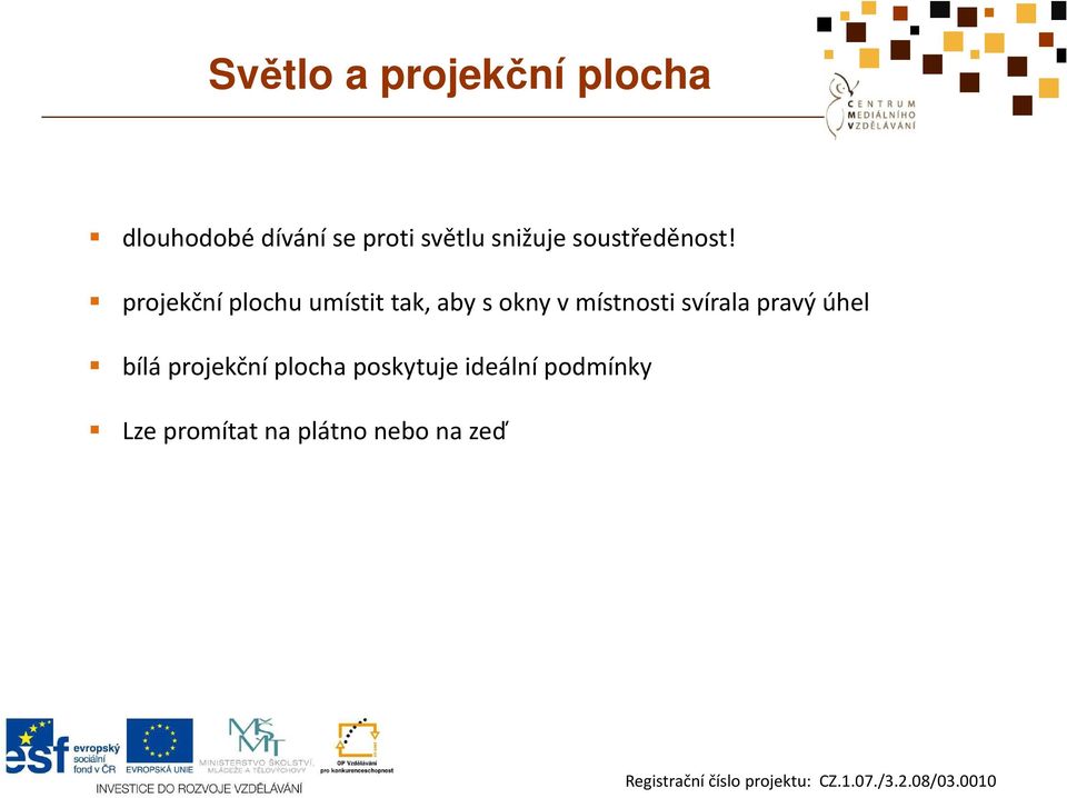 projekční plochu umístit tak, aby s okny v místnosti