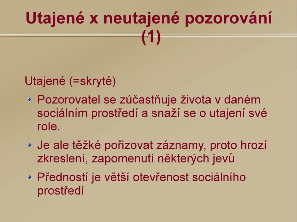 své role.