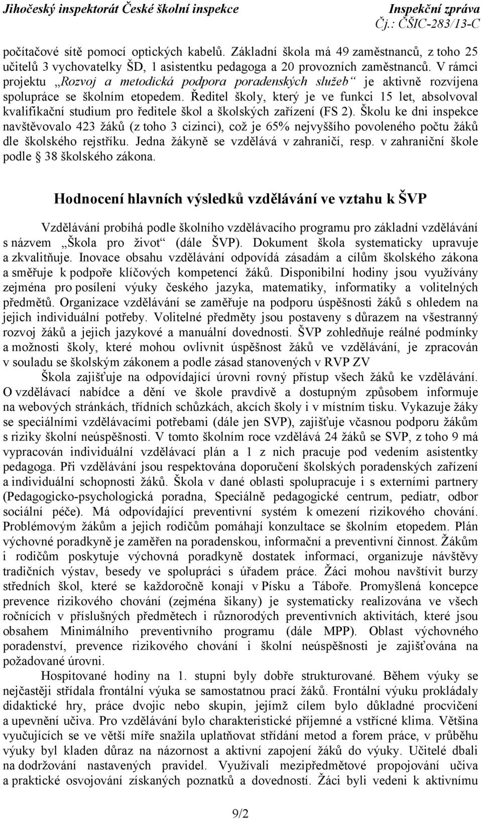 Ředitel školy, který je ve funkci 15 let, absolvoval kvalifikační studium pro ředitele škol a školských zařízení (FS 2).