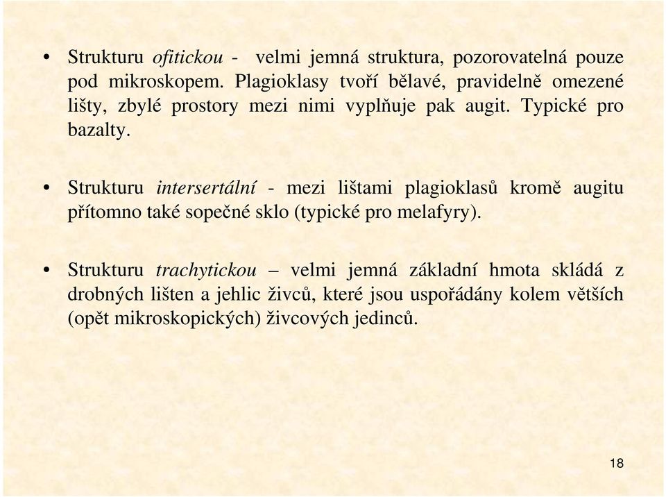 Strukturu intersertální - mezi lištami plagioklasů kromě augitu přítomno také sopečné sklo (typické pro melafyry).