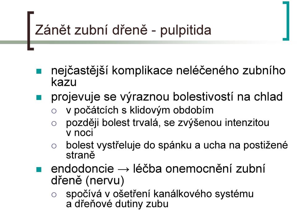 zvýšenou intenzitou v noci bolest vystřeluje do spánku a ucha na postižené straně