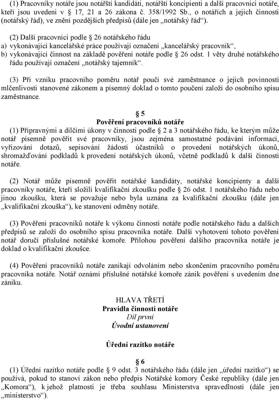 (2) Další pracovníci podle 26 notářského řádu a) vykonávající kancelářské práce používají označení kancelářský pracovník, b) vykonávající činnost na základě pověření notáře podle 26 odst.