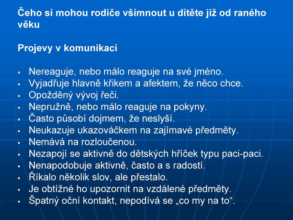 Často působí dojmem, že neslyší. Neukazuje ukazováčkem na zajímavé předměty. Nemává na rozloučenou.