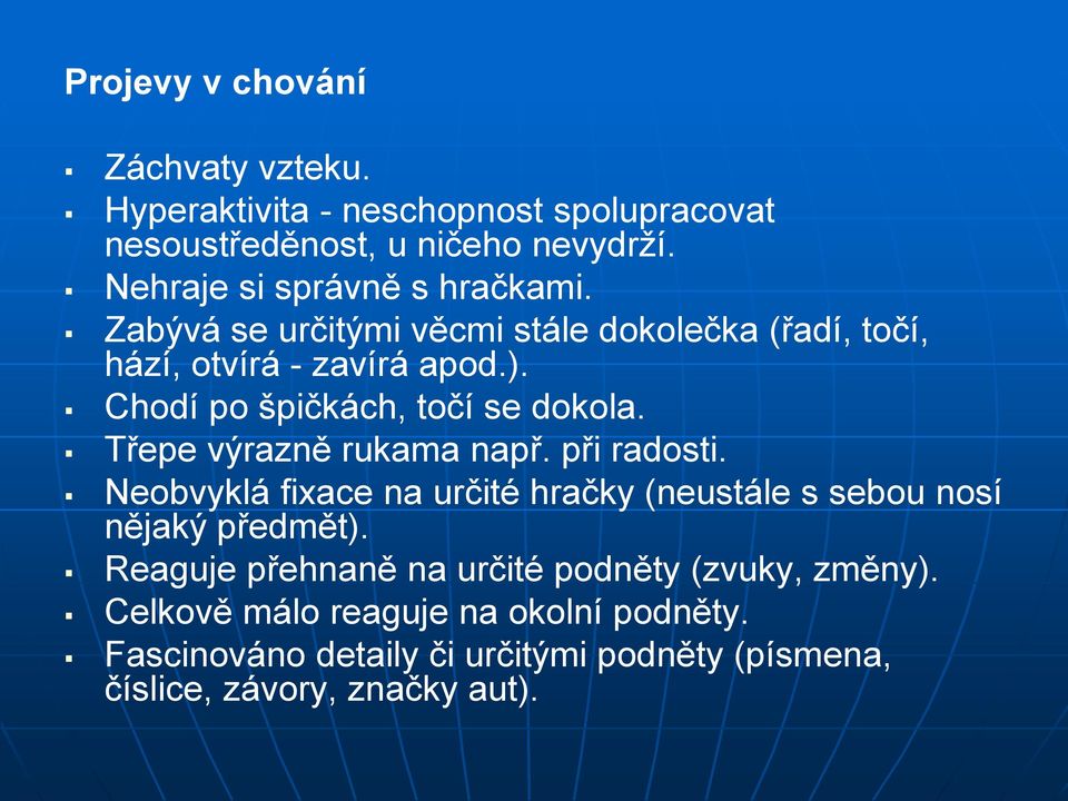 Chodí po špičkách, točí se dokola. Třepe výrazně rukama např. při radosti.