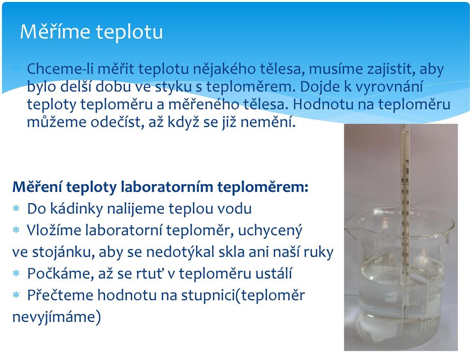 Měření teploty laboratorním teploměrem: Do kádinky nalijeme teplou vodu Vložíme laboratorní teploměr, uchycený ve