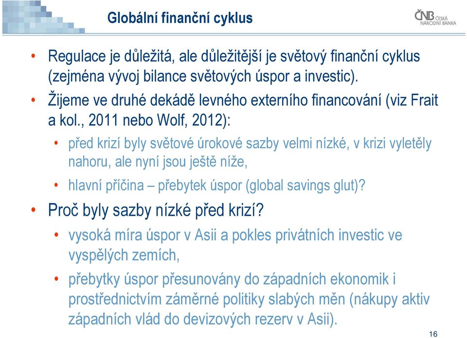 , 2011 nebo Wolf, 2012): před krizí byly světové úrokové sazby velmi nízké, v krizi vyletěly nahoru, ale nyní jsou ještě níže, hlavní příčina přebytek úspor (global