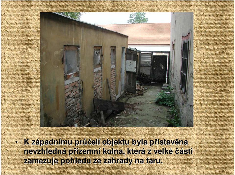 přízemní kolna, která z