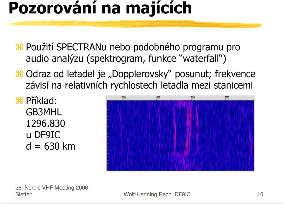 posunut; frekvence závisí na relativních rychlostech letadla mezi stanicemi