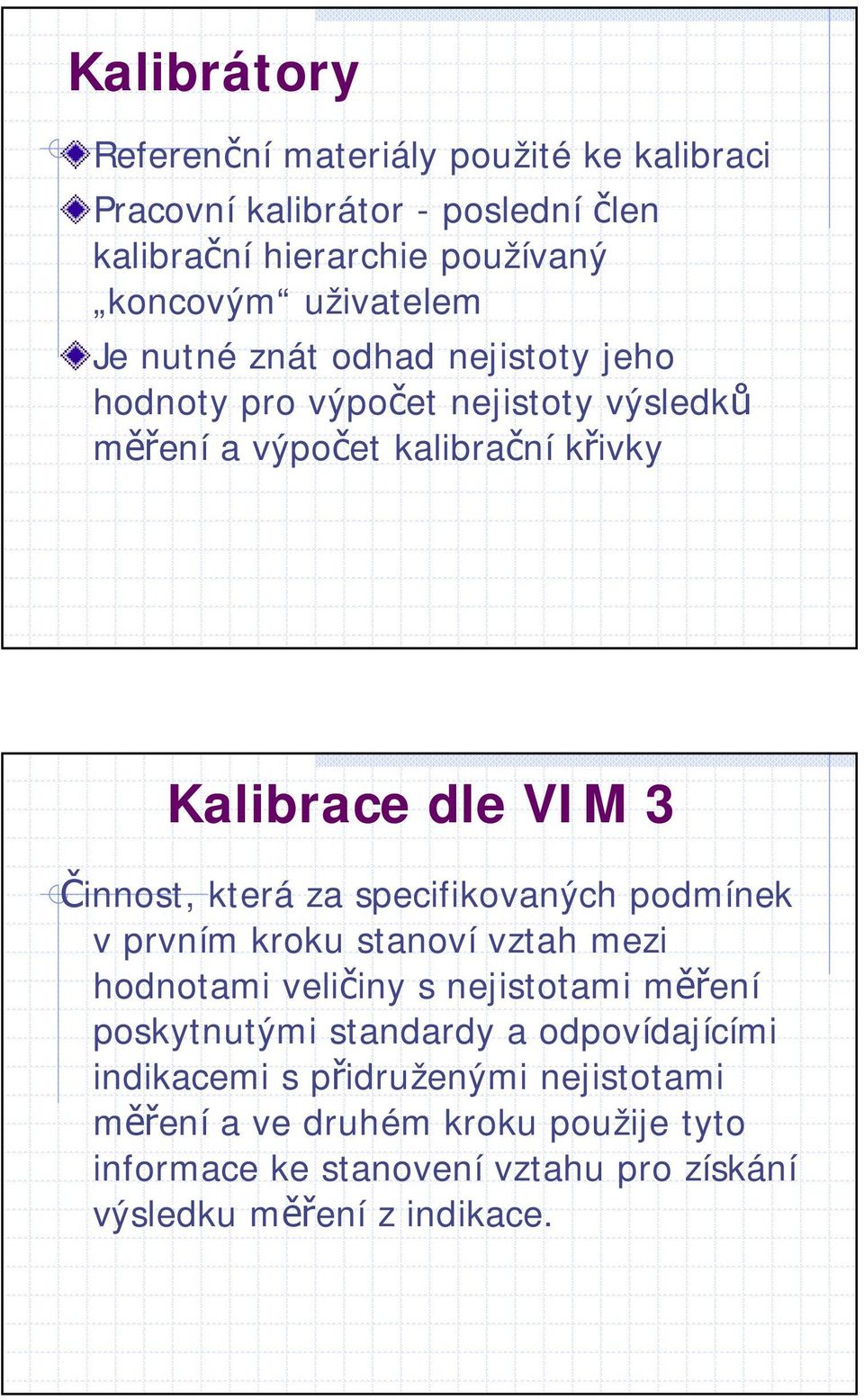 za specifikovaných podmínek v prvním kroku stanoví vztah mezi hodnotami veličiny s nejistotami měření poskytnutými standardy a odpovídajícími