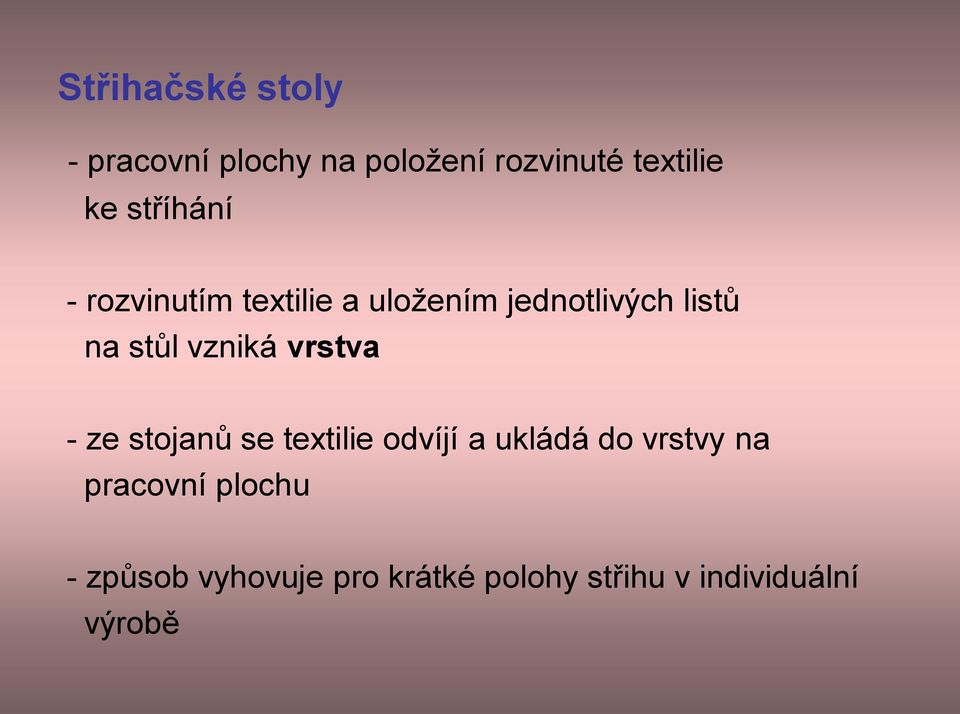 vzniká vrstva - ze stojanů se textilie odvíjí a ukládá do vrstvy na