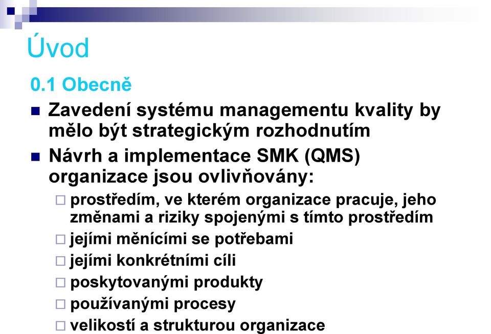 implementace SMK (QMS) organizace jsou ovlivňovány: prostředím, ve kterém organizace