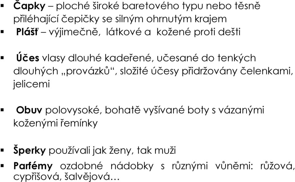 složité účesy přidržovány čelenkami, jelicemi Obuv polovysoké, bohatě vyšívané boty s vázanými koženými