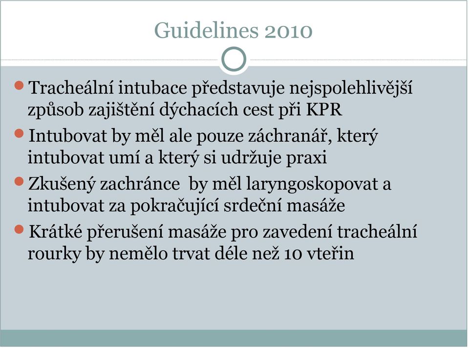 si udržuje praxi Zkušený zachránce by měl laryngoskopovat a intubovat za pokračující