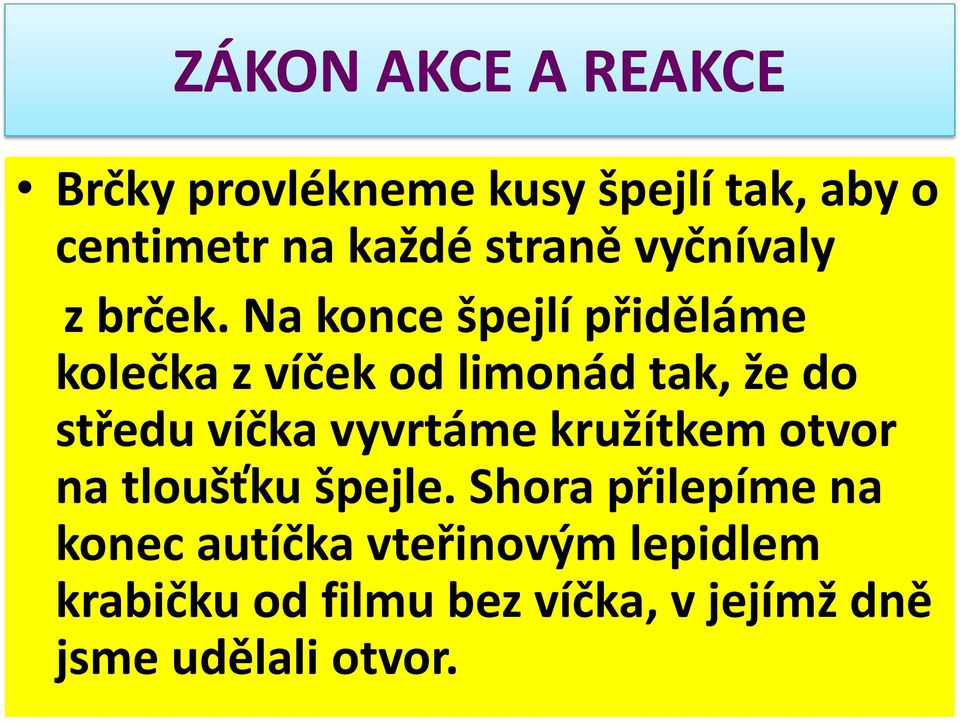 Na konce špejlí přiděláme kolečka z víček od limonád tak, že do středu víčka