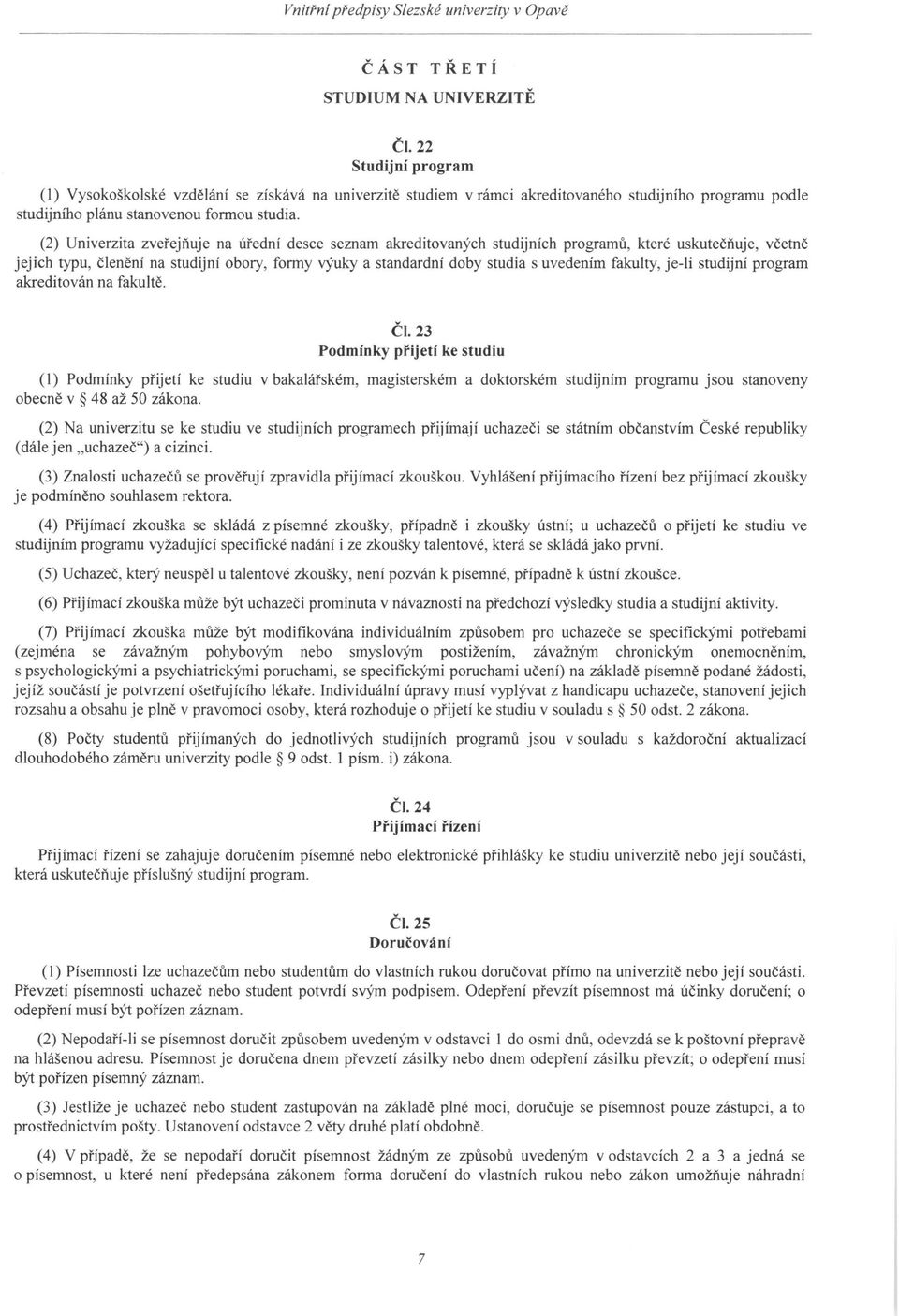 (2) Univerzita zveřejňuje na úřední desce seznam akreditovaných studijních programů, které uskutečňuje, včetně jejich typu, členění na studijní obory, formy výuky a standardní doby studia s uvedením