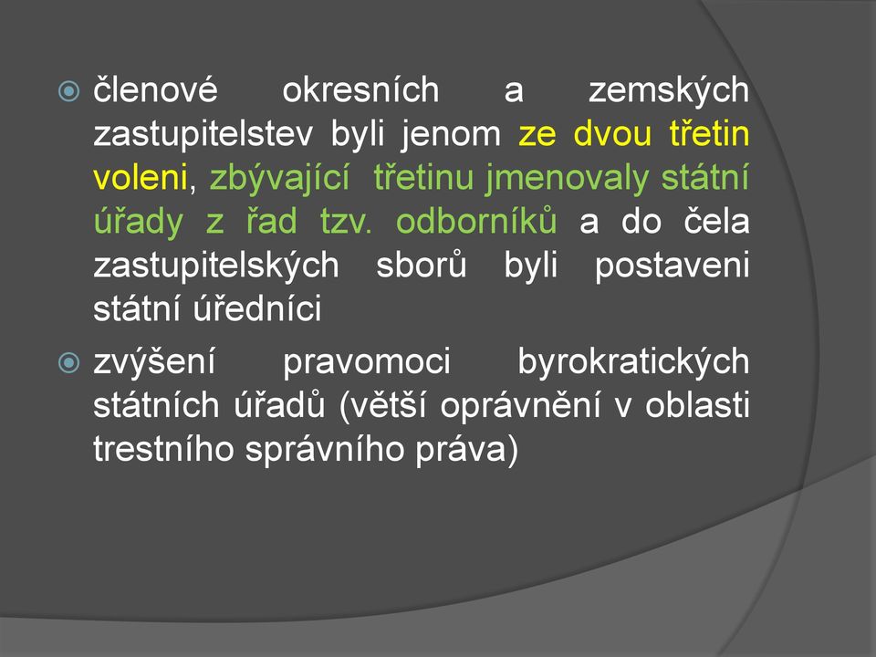 odborníků a do čela zastupitelských sborů byli postaveni státní úředníci