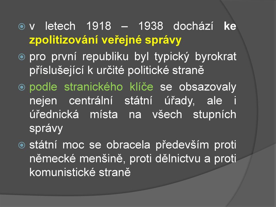 obsazovaly nejen centrální státní úřady, ale i úřednická místa na všech stupních správy