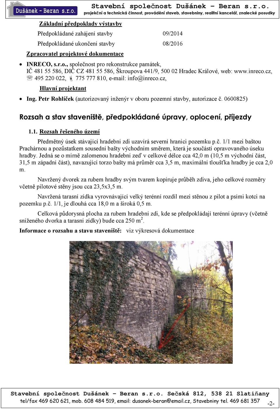 0600825) Rozsah a stav staveniště, předpokládané úpravy, oplocení, příjezdy 1.1. Rozsah řešeného území Předmětný úsek stávající hradební zdi uzavírá severní hranici pozemku p.č.