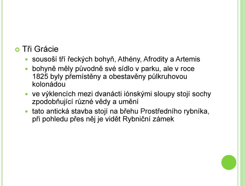 výklencích mezi dvanácti iónskými sloupy stojí sochy zpodobňující různé vědy a umění tato